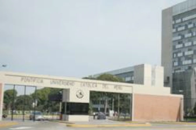 Católicos no deben callar ante ataques a Iglesia en Perú