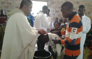 P. Yovane Cox en su parroquia de Bema / Cru00e9dito: P. Yovane Cox 