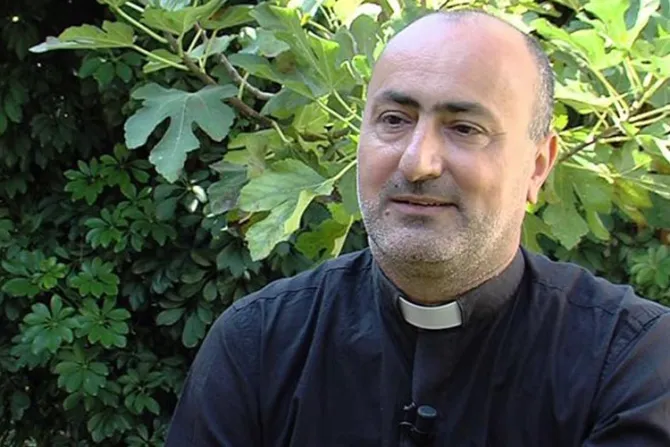 A 10 kilómetros del Estado Islámico: Un valiente sacerdote regresa a Irak