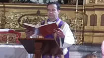 El P. Óscar Martín, párroco rural de la Diócesis de Ciudad Real. Crédito: Captura de Youtube Cofradía de la Esperanza en Consuegra (España)