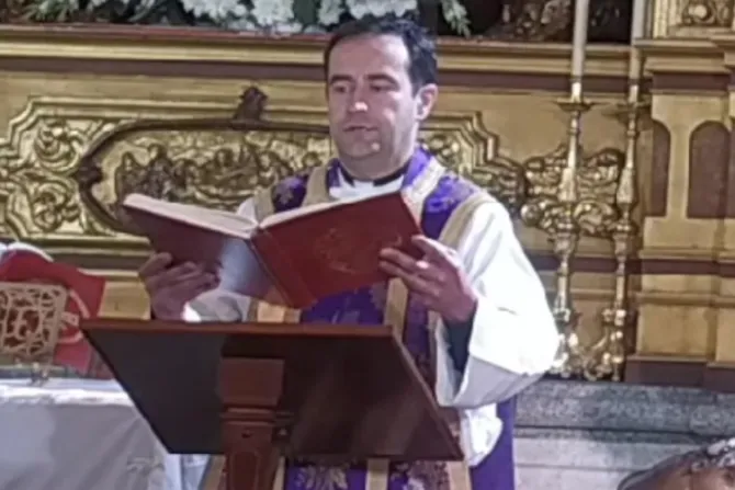 Acosan a un sacerdote que predicó sobre el desorden afectivo homosexual [VÍDEO]