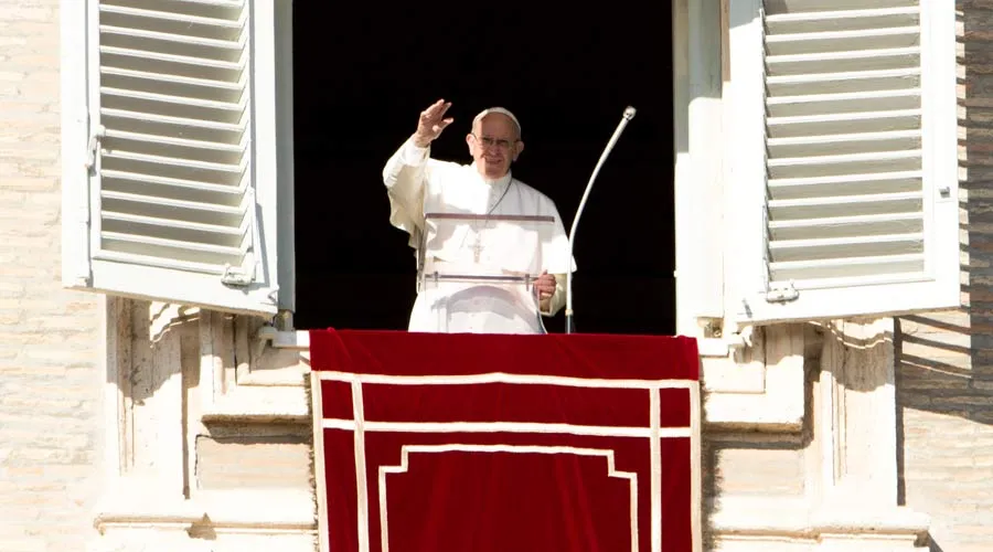 El Papa durante el Ángelus. Foto: ACI Prensa