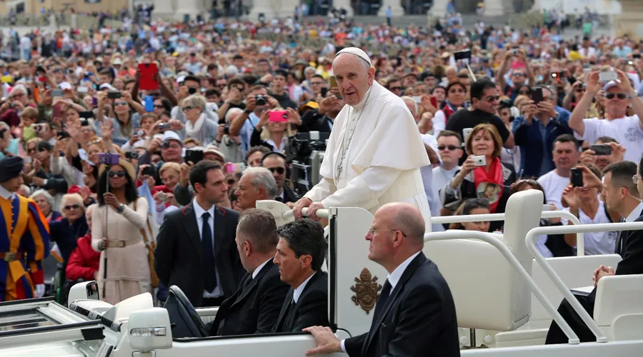 El Papa en el papamóvil a su llegada a la Audiencia General. Foto: Daniel Ibáñez / ACI Prensa?w=200&h=150