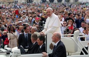 El Papa en el papamu00f3vil a su llegada a la Audiencia General. Foto: Daniel Ibu00e1u00f1ez / ACI Prensa 