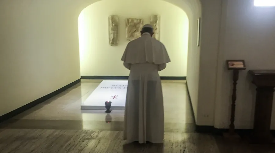 El Papa Francisco reza ante la tumba del beato Pablo VI. Foto: L'Osservatore Romano