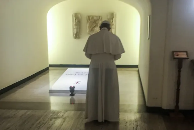 Papa Francisco visita tumba del beato Pablo VI en el aniversario de su muerte