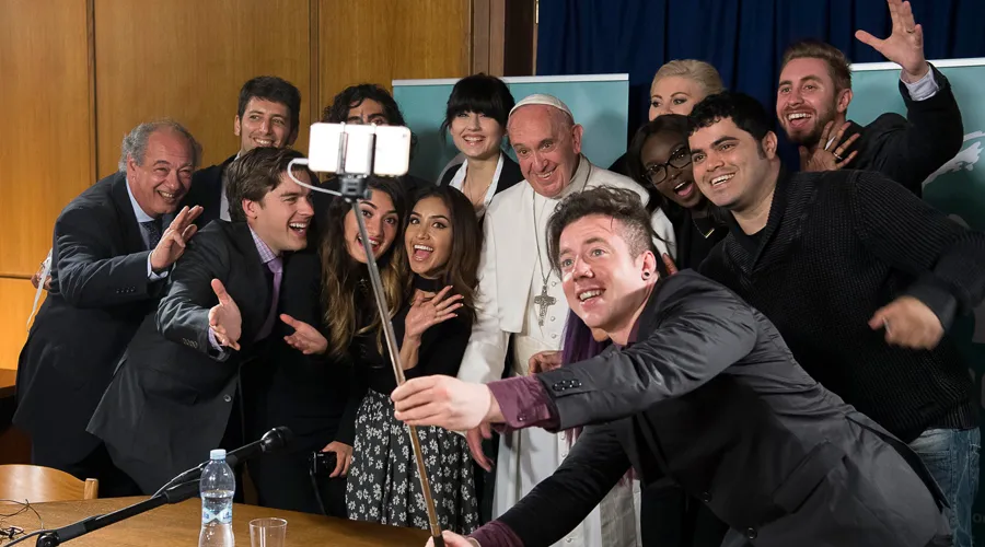 El Papa se hace un selfie con los Youtubers. Foto: L'Osservatore Romano?w=200&h=150