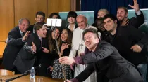 El Papa se hace un selfie con los Youtubers. Foto: L'Osservatore Romano