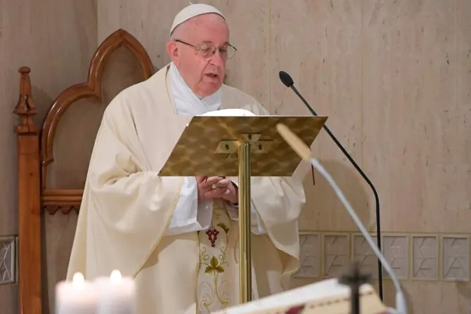 No a los cristianos de “agua de rosas” que olvidan la alegría del testimonio, dice el Papa