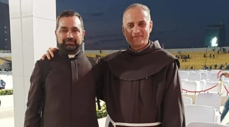 P. Pablo de Santo (izquierda) y P. Abuna Nirwan (derecha) este 7 de marzo en el estadio “Franso Hariri” de Erbil, para la Misa del Papa Francisco. Crédito: Cortesía Amigos de Irak.?w=200&h=150