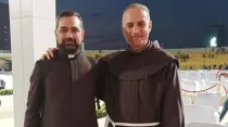 P. Pablo de Santo (izquierda) y P. Abuna Nirwan (derecha) este 7 de marzo en el estadio “Franso Hariri” de Erbil, para la Misa del Papa Francisco. Crédito: Cortesía Amigos de Irak.