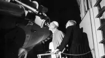 El Papa Pablo VI mira desde un telescopio del Observatorio Vaticano el día de la llegada del hombre a la Luna. Flickr On Being (CC BY-NC-SA 2.0)