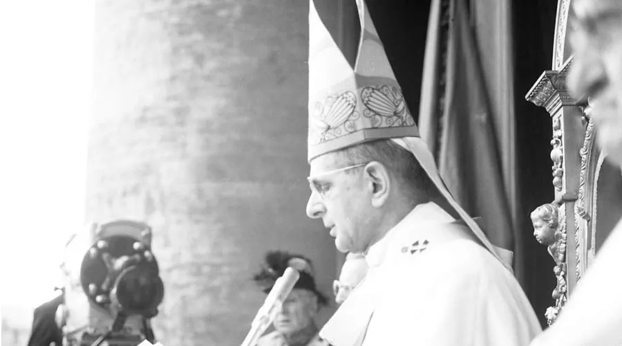 El Papa Francisco firma el decreto de canonización de Pablo VI