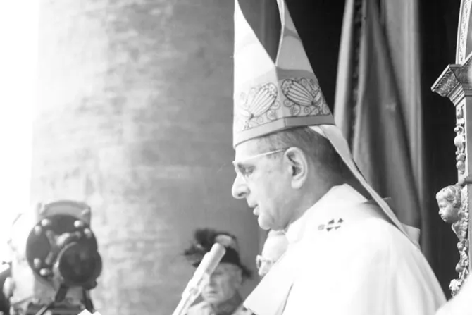 El Papa Francisco firma el decreto de canonización de Pablo VI