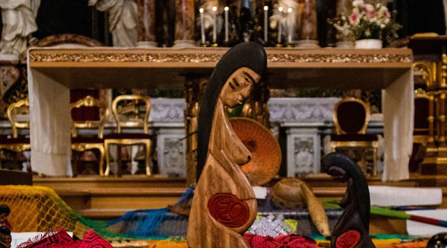 La polémica imagen de la Pachamama en la iglesia Santa María en Traspontina. Crédito: ACI Prensa?w=200&h=150