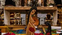 La polémica imagen de la Pachamama en la iglesia Santa María en Traspontina. Crédito: ACI Prensa