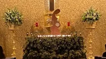 Imagen de la "pachamama" como custodia de la Eucaristía sobre el altar de la parroquia San Juan Macías, en el área metropolitana de Guadalajara.