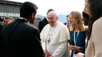 Papa Francisco y jóvenes empresarios. Crédito: Vatican Media 