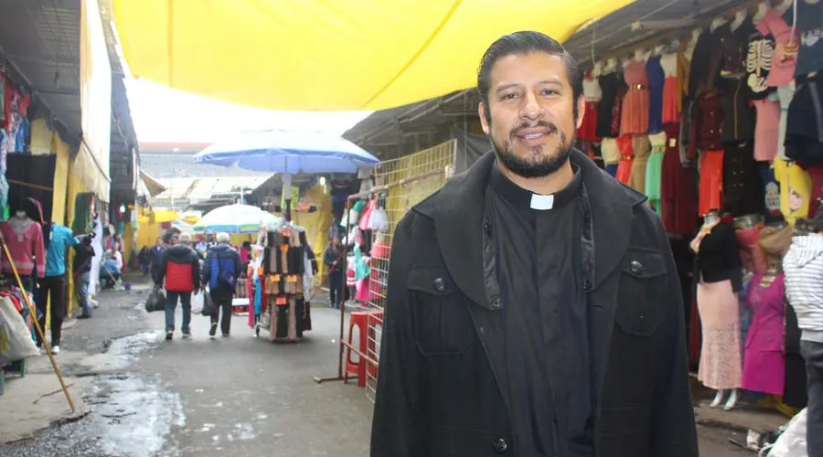 P. Gabriel Piña en el mercado de La Merced. Foto: SIAME.?w=200&h=150