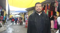 P. Gabriel Piña en el mercado de La Merced. Foto: SIAME.