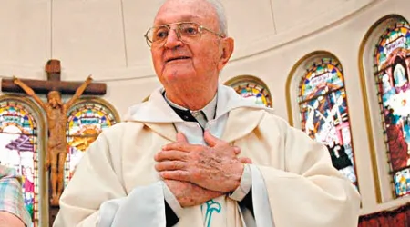 Fallece sacerdote que celebraba Misas para sordos
