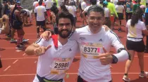 P. Luis Fernando Valdés (a la derecha) junto a un compañero de su equipo de corredores en el Maratón de Ciudad de México. Foto: Cortesía P. Luis Fernando Valdés.