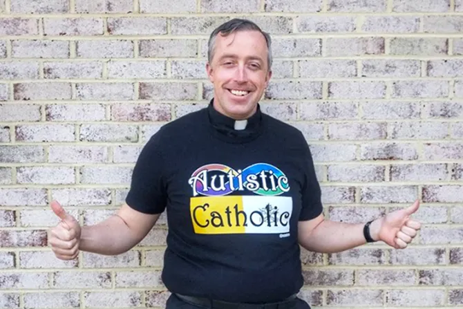 "Sí, soy autista": Sacerdote católico comparte su diagnóstico y da esperanza a miles