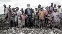 Padre Pedro Opeka junto a niños de Madagascar / Crédito: Facebook Padre Pedro Opera