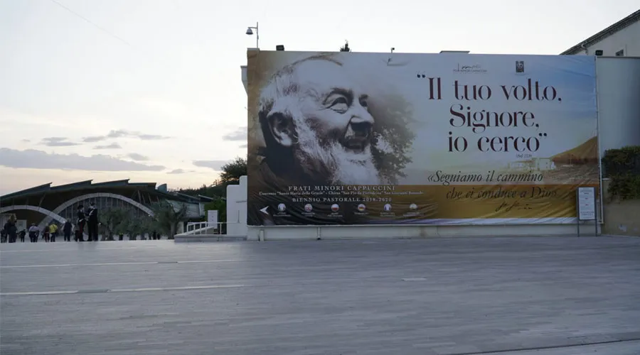 Cartel conmemorativo del Padre Pío en San Giovanni Rotondo. Foto: Fabio Gonnella / ACI Prensa