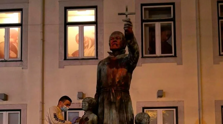 Estatua vandalizada del Padre Antonio Viera. Crédito: Cámara Municipal de Lisboa