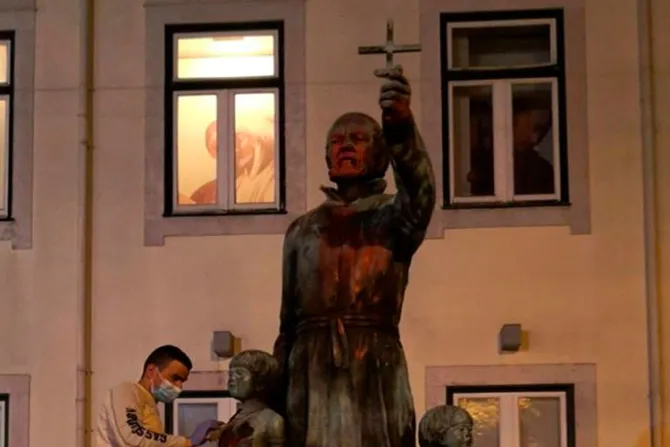 Vandalizan estatua de sacerdote defensor de esclavos en marcha contra el racismo