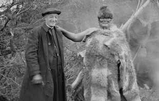 P. Alberto Maru00eda De Agostini y selknam / Cru00e9dito: Museo Salesiano Maggiorino Borgatello 