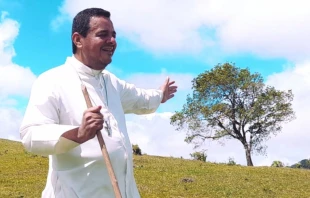 P. Guillermo Blandu00f3n. Cru00e9dito: Parroquia Santa Lucu00eda  