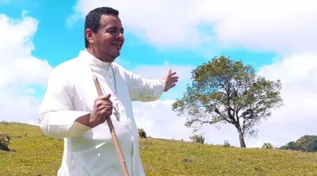 Dictadura de Nicaragua impide retorno de sacerdote católico al país