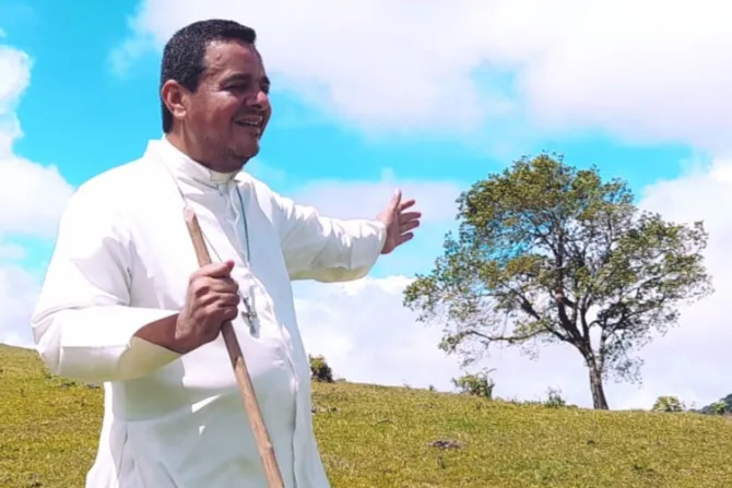 Dictadura de Nicaragua impide retorno de sacerdote católico al país