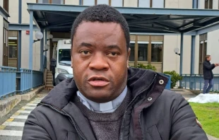 El P. Jean Baptiste Cyaba, presbu00edtero de la Repu00fablica Democru00e1tica del Congo. Cru00e9dito: Fundaciu00f3n CARF 