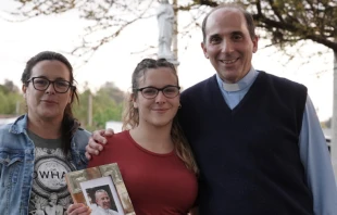 P. Josu00e9 Dabusti con joven Candela y su madre Roxana. Cru00e9dito: Causa de beatificaciu00f3n de Juan Pablo I. 