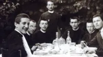 P. Mario Ciceri con seminaristas. Foto: Arzobispado de Milán