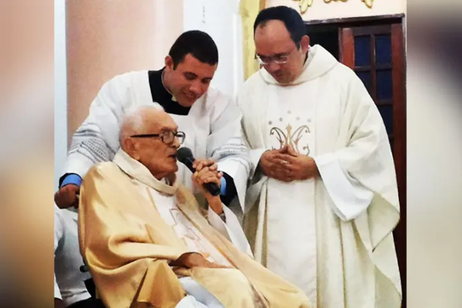 Hace 70 años fue ordenado sacerdote y sigue siendo modelo de confesor