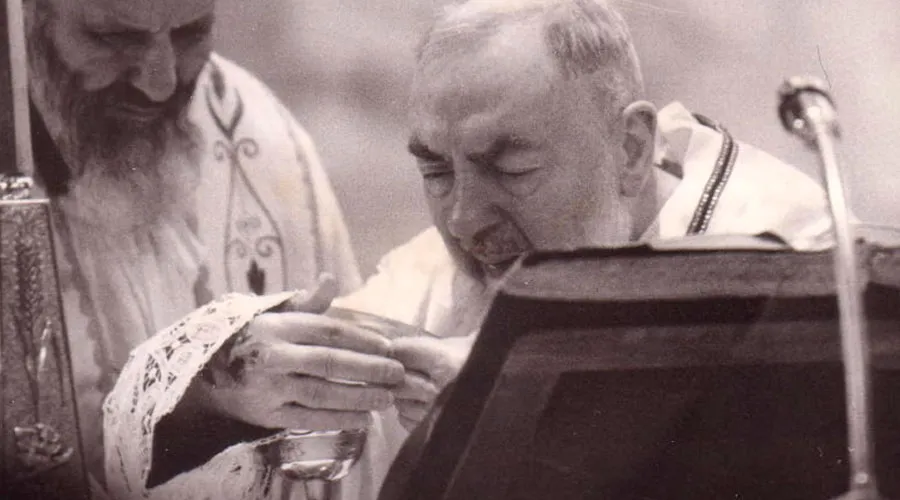San Pio de Pietralcina celebrando la misa. Foto: Wikipedia creative commons. ?w=200&h=150