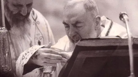 Iglesia en Roma expone una reliquia con la sangre de los estigmas del Padre Pío