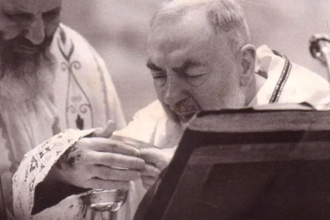 Iglesia en Roma expone una reliquia con la sangre de los estigmas del Padre Pío