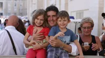 Un padre con sus hijos en la Plaza de San Pedro. Crédito: ACI Prensa