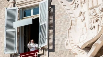 El Papa saluda a los fieles congregados en la Plaza de San Pedro. Foto: Daniel Ibu00e1u00f1ez / ACI Prensa