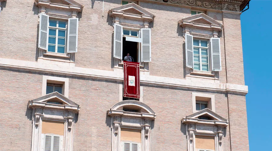 El Papa reza el Ángelus desde el Palacio Apostólico. Foto: Vatican Media?w=200&h=150