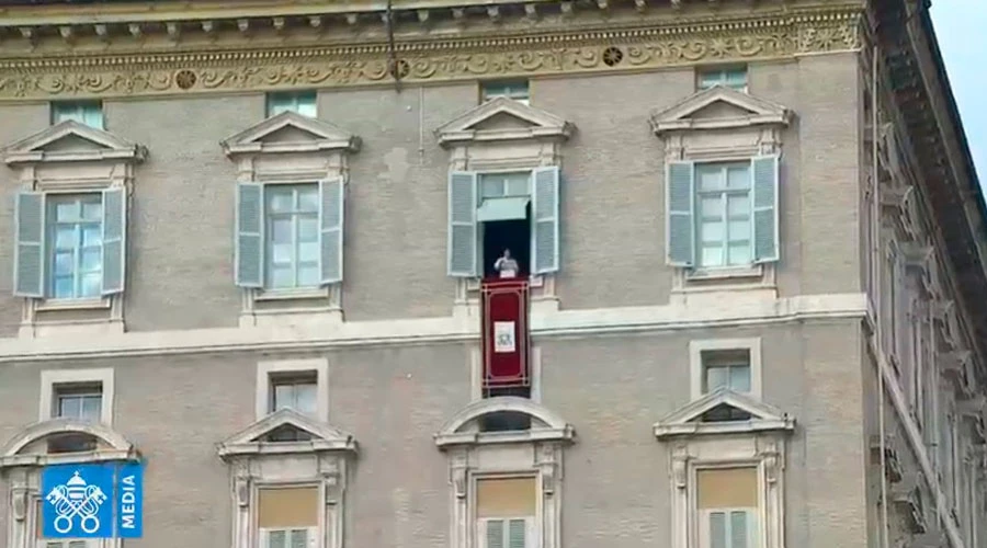 El Palacio Apostólico durante el rezo del Ángelus. Foto: Captura de Youtube?w=200&h=150