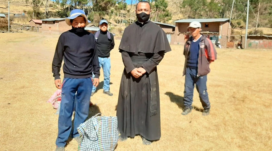 P. Marcone Castro con algunos de las personas que recibieron la ayuda. Crédito: Palotinos Perú?w=200&h=150