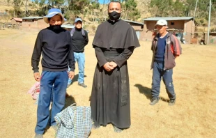 P. Marcone Castro con algunos de las personas que recibieron la ayuda. Cru00e9dito: Palotinos Peru00fa 
