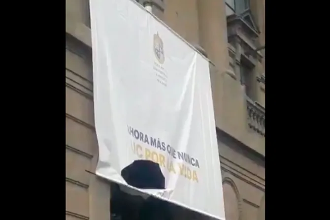 VIDEO: Promotores del aborto rompen pancarta provida en Universidad Católica de Chile