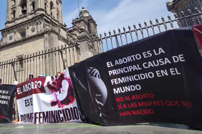 Denuncian que arrestaron a providas que defendían Catedral de México en marcha feminista